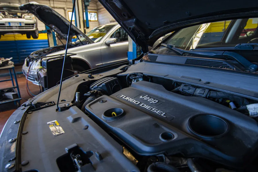 Banco ricarica climatizzatore con cartello di officina autorizzata alla revisione MCTC